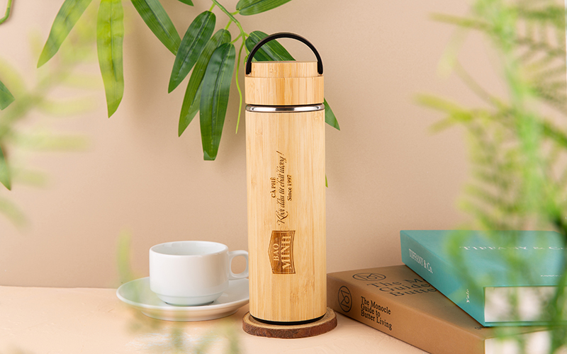 Quà tặng bình giữ nhiệt vỏ tre khắc tên & in logo theo yêu cầu