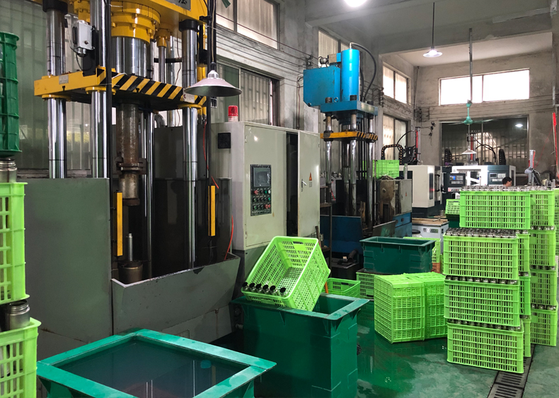 Thiết bị máy móc sản xuất bình giữ nhiệt bên trong nhà máy
